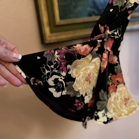 Designer Black Floral Blouse w Ruffle Sleeve size M - Picture 4 of 8
